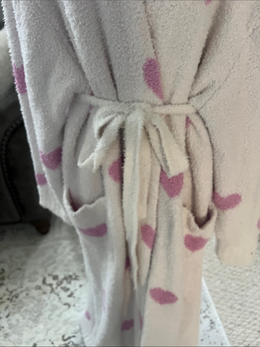 Skims Cozy Heart Plush Robe in Cream with Pink Hearts - Picture 4 of 9